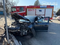 Zderzenie dwóch aut. Dwie osoby zabrane do szpitali