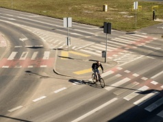 Ten szczegół na przejeździe zmienia wszystko. Wiesz, co oznacza?