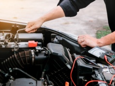 Akumulator w aucie się rozładowuje. Są dwa sposoby, by znaleźć przyczynę