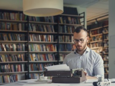 Polacy piszą coraz więcej książek. "Autorzy nie mają żadnych umiejętności literackich"