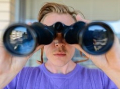 AI upewni się, że pracownicy mówią "dzień dobry" oraz "proszę". Burger King implementuje rozwiązanie rodem z Black Mirror