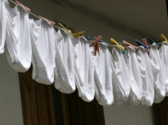 Gdzie wyrzucić starą bieliznę? 90 procent osób w Polsce robi to źle