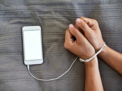 Krzysztof Gawkowski zmienił zdanie. Dlaczego potrzebujemy zakazu social mediów dla młodzieży?