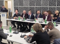 1000 zł na start życia. Radni jednogłośnie przyjęli „Wyprawkę Chełmiecką”