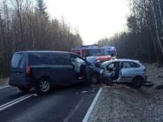 Samochody zderzyły się czołowo. Na miejscu zginęły dwie osoby