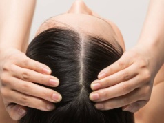 Ta wcierka zakotwicza wypadające włosy. Ekspresowo pojawią się baby hair przy linii czoła