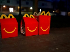 McDonald’s pokazuje na billboardach puste opakowania. Po zmroku dzieje się coś więcej