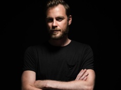 Na początku jest dla niej "spełnieniem marzeń". Nie wie, że związała się z psychopatą