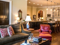 Dość pustych wnętrz. Trend "grandmillennial" przejmuje salony. Wcale nie taki staroświecki