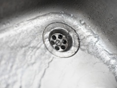 W gminie płacą za ścieki dwa razy drożej niż w mieście. Wójt idzie do sądu