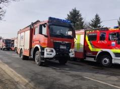 Samochód zapalił się w garażu. Służby w akcji