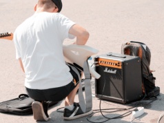 Zamiast manifestacji jest głośny koncert. "Fikcyjne zgromadzenia paraliżują życie miast"