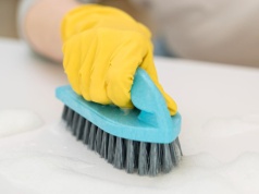 Zamiast drogiego prania wykorzystaj ten sposób. Zalej wrzątkiem i wyszoruj. Kanapa jak nowa