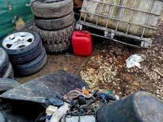 Jaworzanin na terenie swojej posesji nielegalnie składował i demontował pojazdy