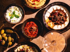 Nowa restauracja na Wyspie Spichrzów. Menu ULU powstało z myślą o dzieleniu się, a wnętrze?