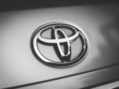 Samochody osobowe Jelenia Góra – salon Toyota Nowakowski