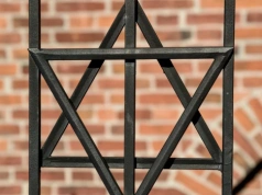 Haniebne ataki na miejsca pamięci. Wśród sprawców skrajna lewica