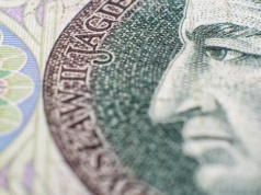 Awersja do ryzyka uderza w złotego. Rynek czeka na decyzję agencji Fitch