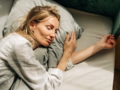 Zasypiasz w mniej niż 30 minut? Naukowcy: to kluczowy objaw