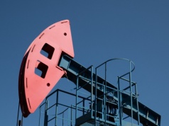 Cena ropy pnie się w górę. Na rynkach rosną obawy przed wojenną zawieruchą