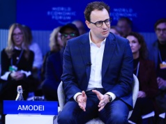 Donald Trump zakazuje wszystkich agencjom federalnym korzystania z AI Anthropic