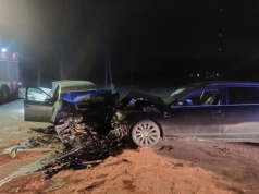 Zderzenie trzech aut, w tym dwóch czołowo. Na miejscu lądował śmigłowiec LPR. Droga zablokowana