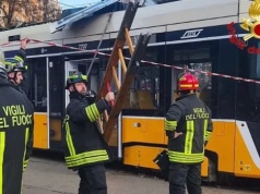 Tramwaj wypadł z torów i wbił się w budynek. Nagranie pokazuje moment katastrofy