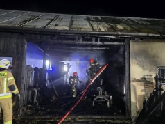 Kryg: 12 zastępów walczy z pożarem budynku gospodarczego
