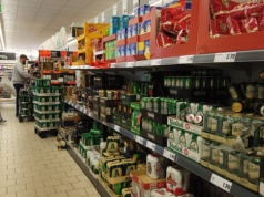 Promocje na masło, kawę, mleko, piwo. Co Polacy sprawdzają w gazetkach?