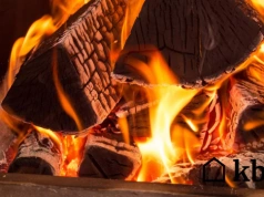 Ten trik z układaniem drewna przy rozpalaniu daje więcej ciepła i mniej dymu