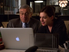 Ciepła historia powrotu do pracy. "Praktykant" z Robertem De Niro dziś w TVN