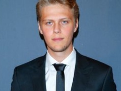 Wychował się w Niemczech. Nie ukrywa, czego nauczyli go w szkole