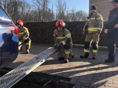 Zapadlisko pod autami przy zamku! Parking w Człuchowie nagle się osunął