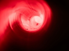 Gdzie skrywają się dodatkowe wymiary? Fizyka na tropie niewidzialnej architektury wszechświata