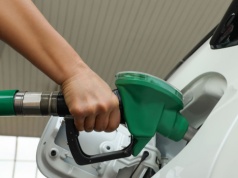 Gospodarcza lawina po ataku na Iran. Ceny paliw mogą wystrzelić w górę