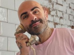 Akop Szostak ma nie lada problem. Tłum adoratek wysyła mu INTYMNE fotki