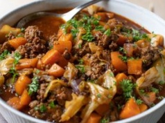 Robię chłopski garnek z mięsem mielonym. Jedno danie, a naje się cała rodzina