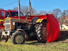 Tragiczny wypadek na Mazowszu. Mężczyzna wpadł pod ciągnik i zginął na miejscu