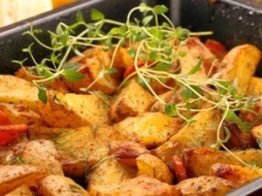 Mieszam i obtaczam w nich ziemniaczki. Mają nieziemsko chrupiącą skórkę i aksamitny środek