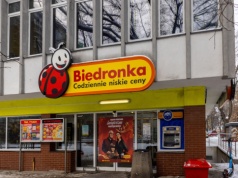 Tyle zarabiają pracownicy Biedronki. Stawki od kasjera do kierownika