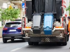Zarobki kierowców śmieciarek. Tyle dostają "na rękę"