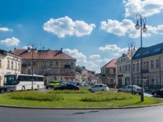 Słynie z memów, ale mało kto wie, że przez 2 lata było "stolicą" Polski. Idealne na wycieczkę