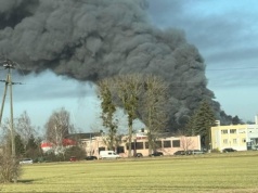 Pożar hali w Wągrowcu. W akcji kilkadziesiąt zastępów straży pożarnej