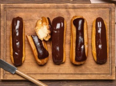 Ten deser wygląda jak z francuskiej cukierni. Kawowe eklerki podbiją każde podniebienie