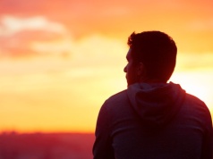 "Nigdy więcej nie chcę się tak czuć". Jak naprawdę radzić sobie z bólem psychicznym?