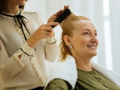 Fryzjerzy polecają to cięcie. Cienkie włosy wyglądają na dwa razy gęstsze