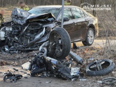 Makabryczny wypadek motocyklisty. Motocykl rozerwany na części. Nie żyje 25-latek. Sprawca uciekł pieszo