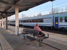 Jaworzno Szczakowa: jest światełko... na peronie