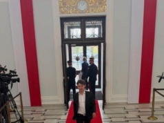 Polityczny kameleon na czerwonym dywanie