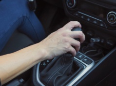 Ten "niewinny" odruch wysysa pieniądze z portfela. Skrzynia tego nie wybaczy